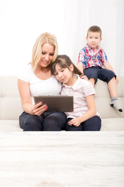Mãe usando um PC Tablet — Fotografia de Stock